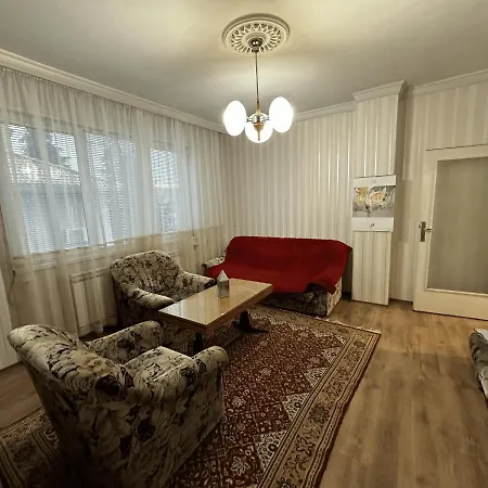 Nyaraló Utopia, Property By Lmg